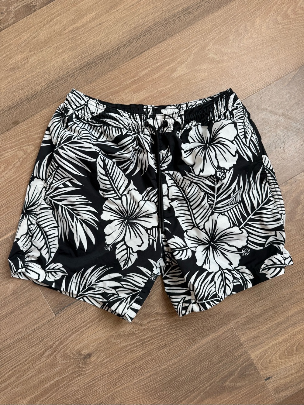 chubbies men’s Black and White Hawaiian print Lined Swim Trunks size M